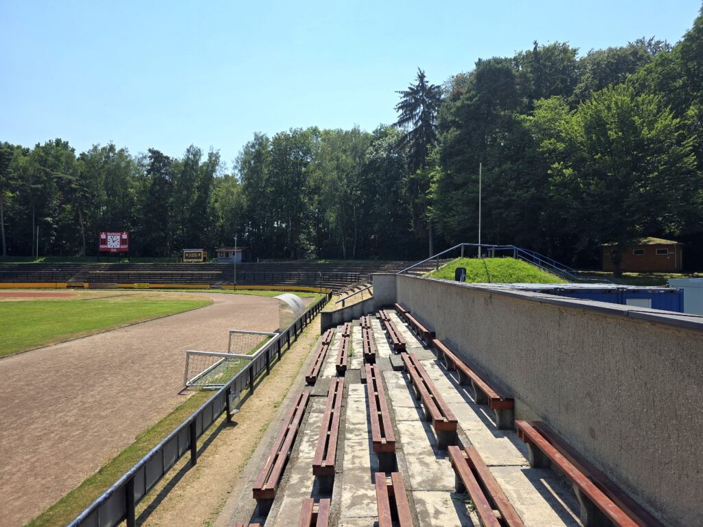 Die Haupttribüne in der Altenburger Skatbank-Arena