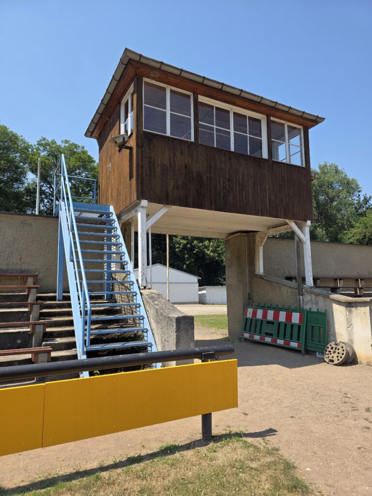 Die Sprecherkabine in der Altenburger Skatbank-Arena