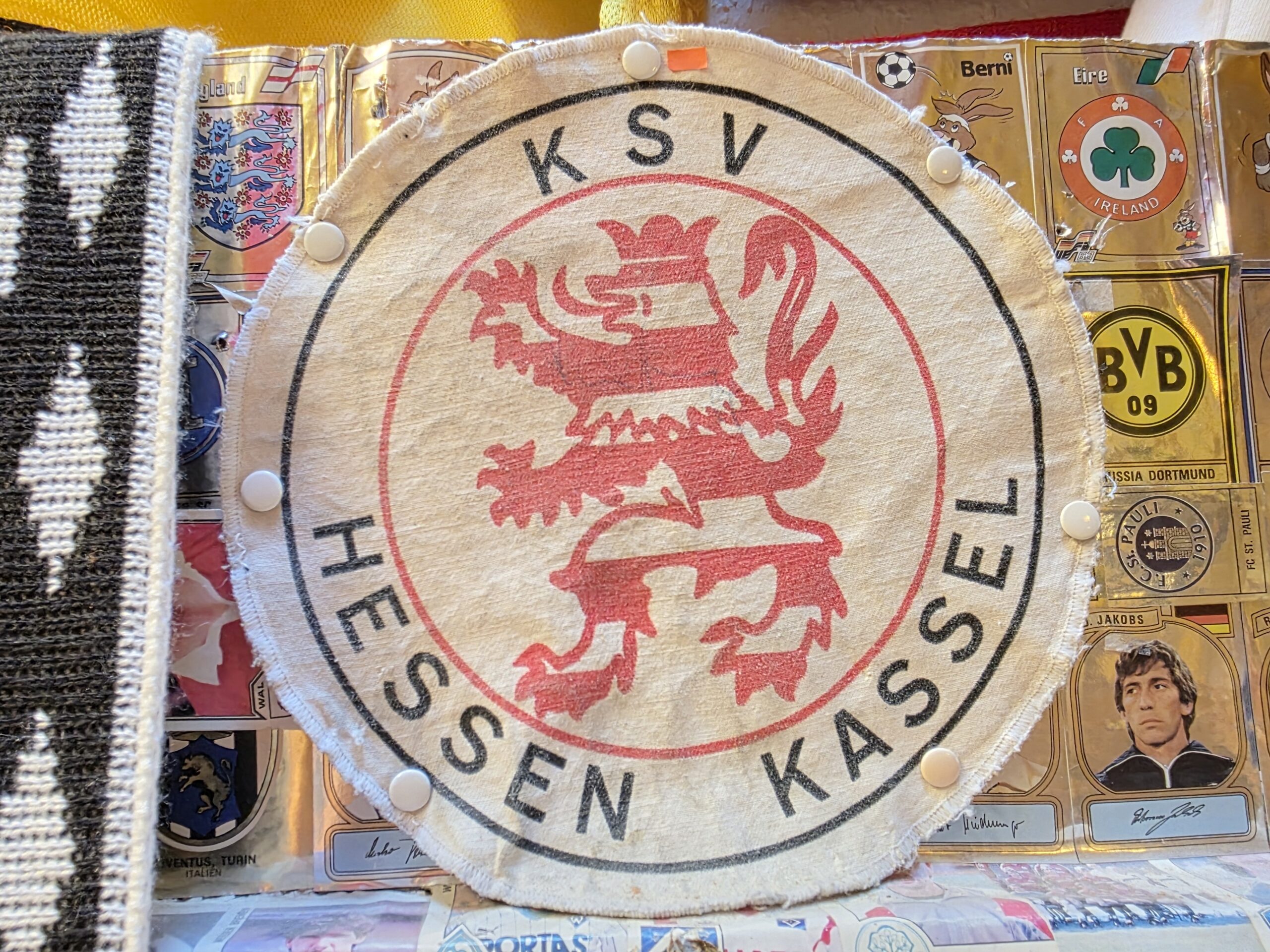 Devotionalien im "Saloga Keller" im Springer Fußballmuseum