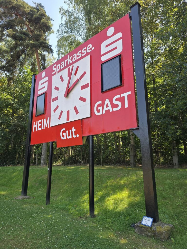 Anzeigetafel im Altenburger Stadion