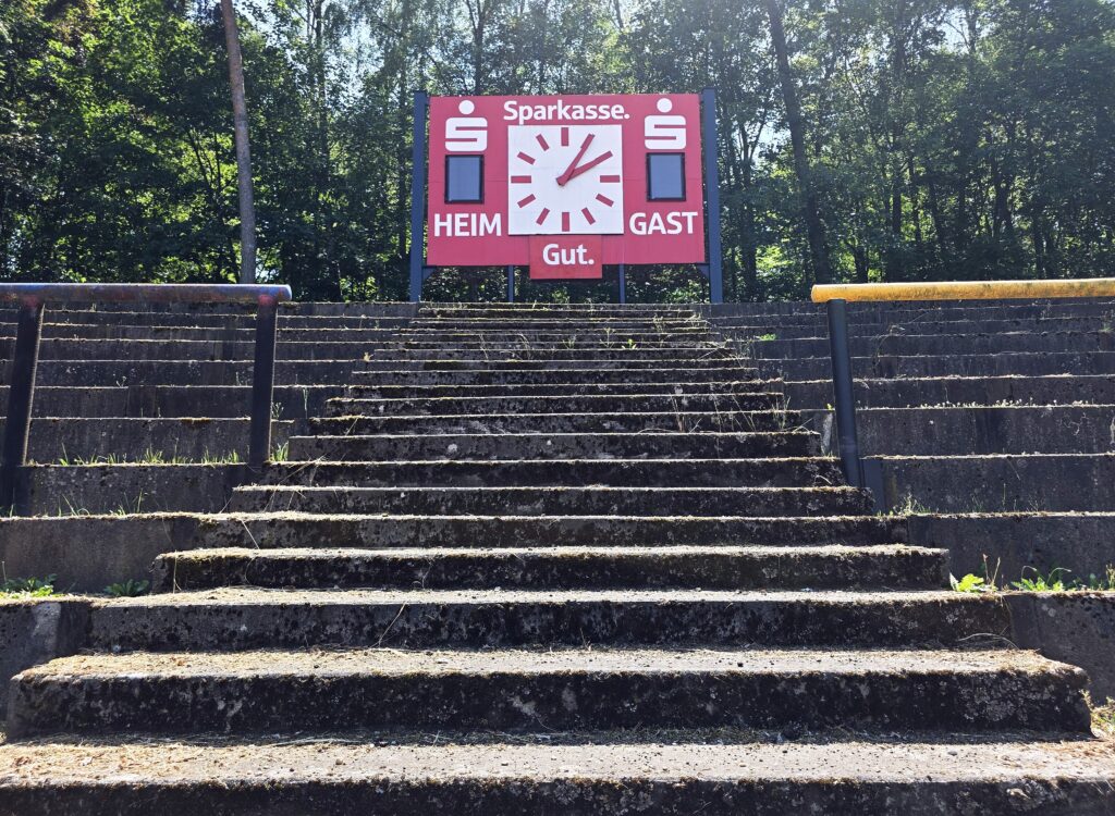 Anzeigetafel im Altenburger Stadion
