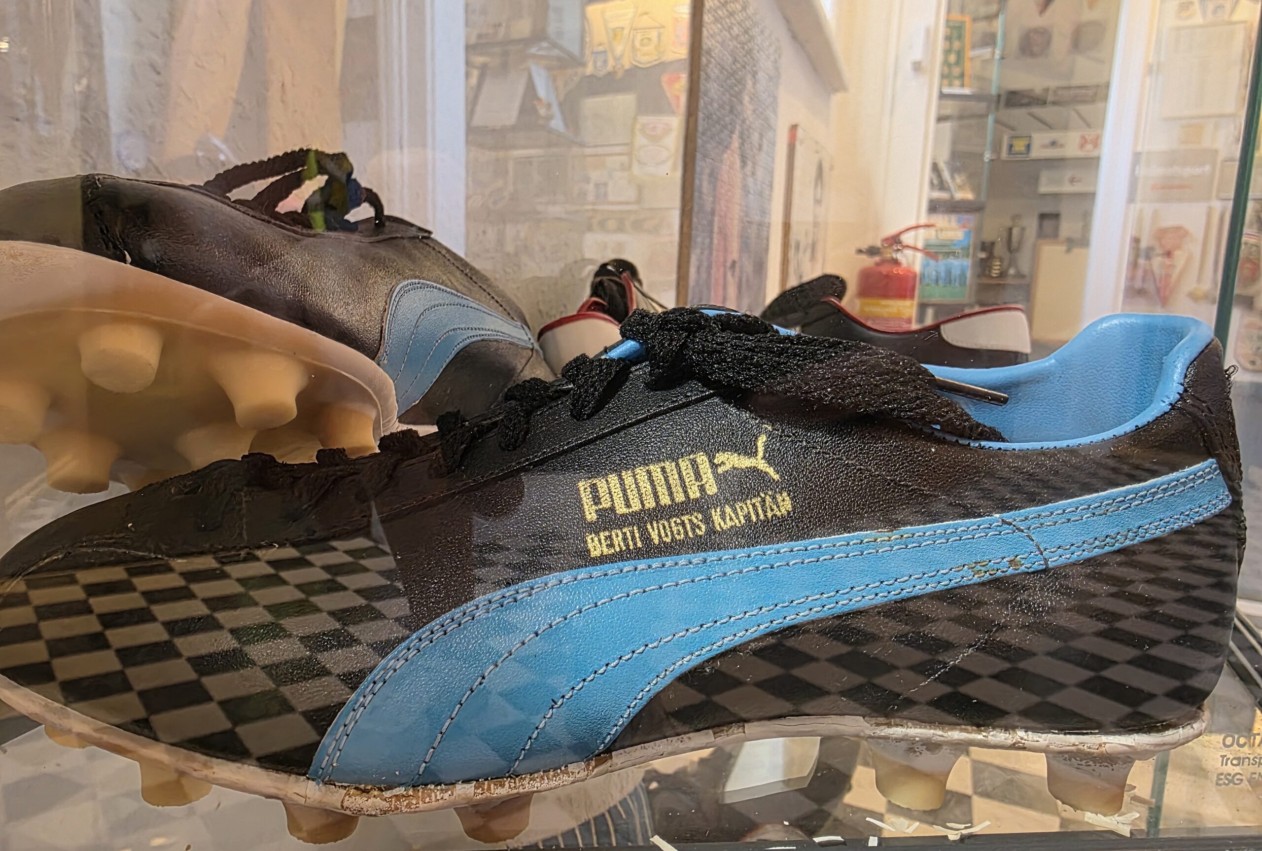 Schuhe im Fußballmuseum Springe
