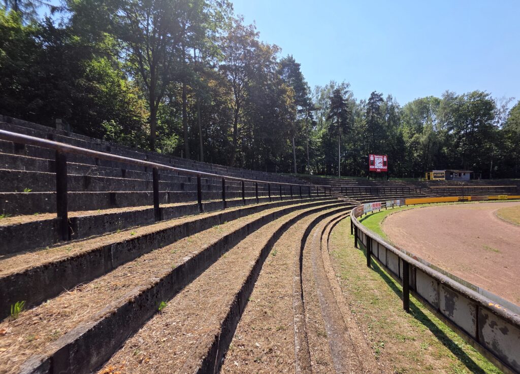 Die Stehränge in der Skatbank-Arena in Altenburg