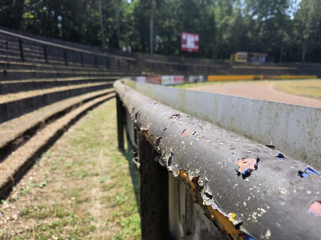 Die Stehränge in der Skatbank-Arena in Altenburg