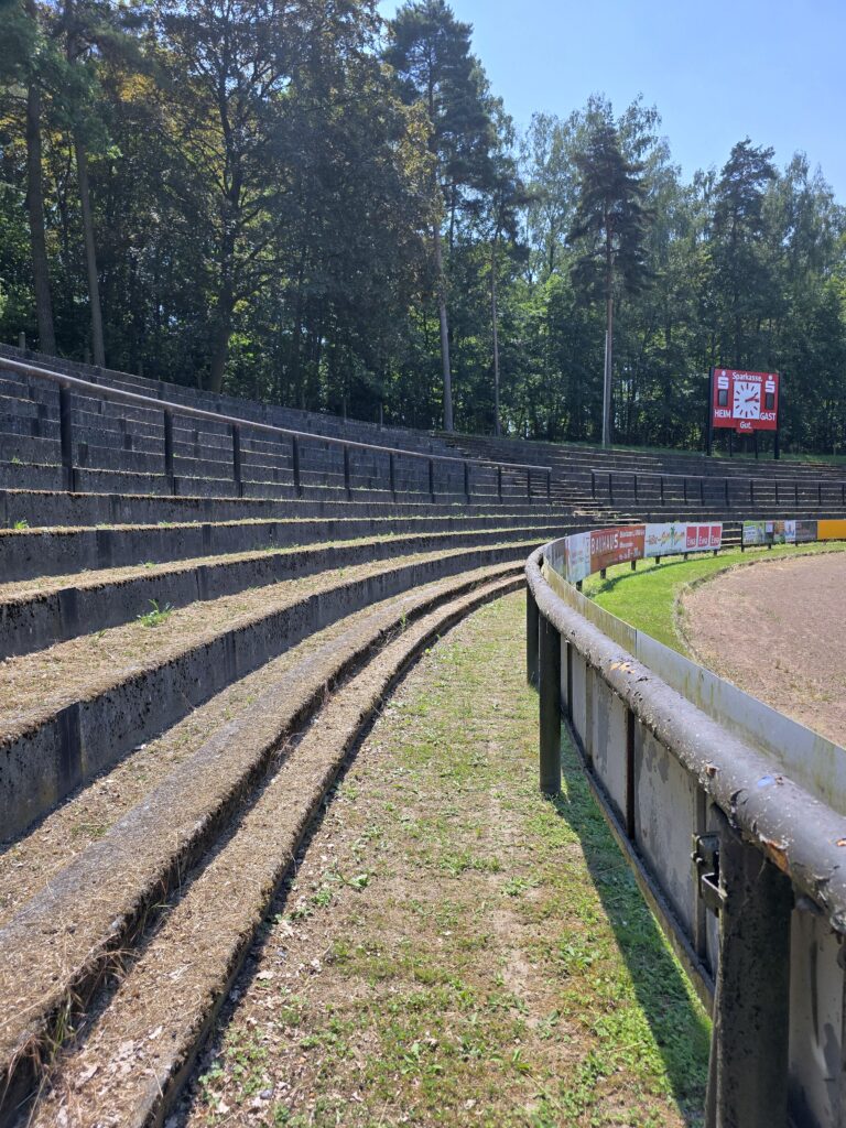 Die Stehränge in der Skatbank-Arena in Altenburg