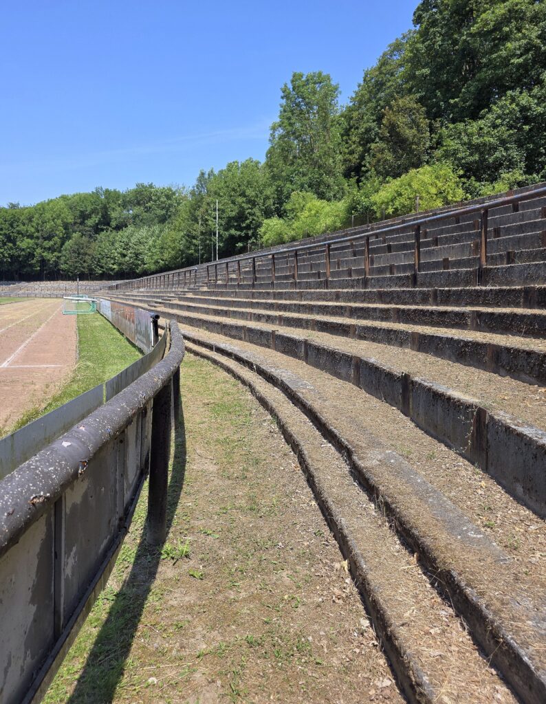Die Stehränge in der Skatbank-Arena in Altenburg