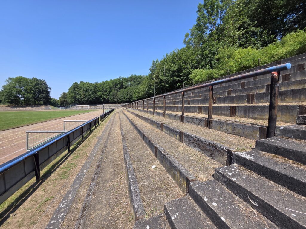 Die Stehränge in der Skatbank-Arena in Altenburg