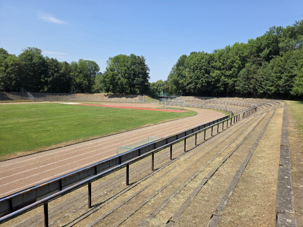Die Gegentribüne in der Altenburger Skatbank-Arena