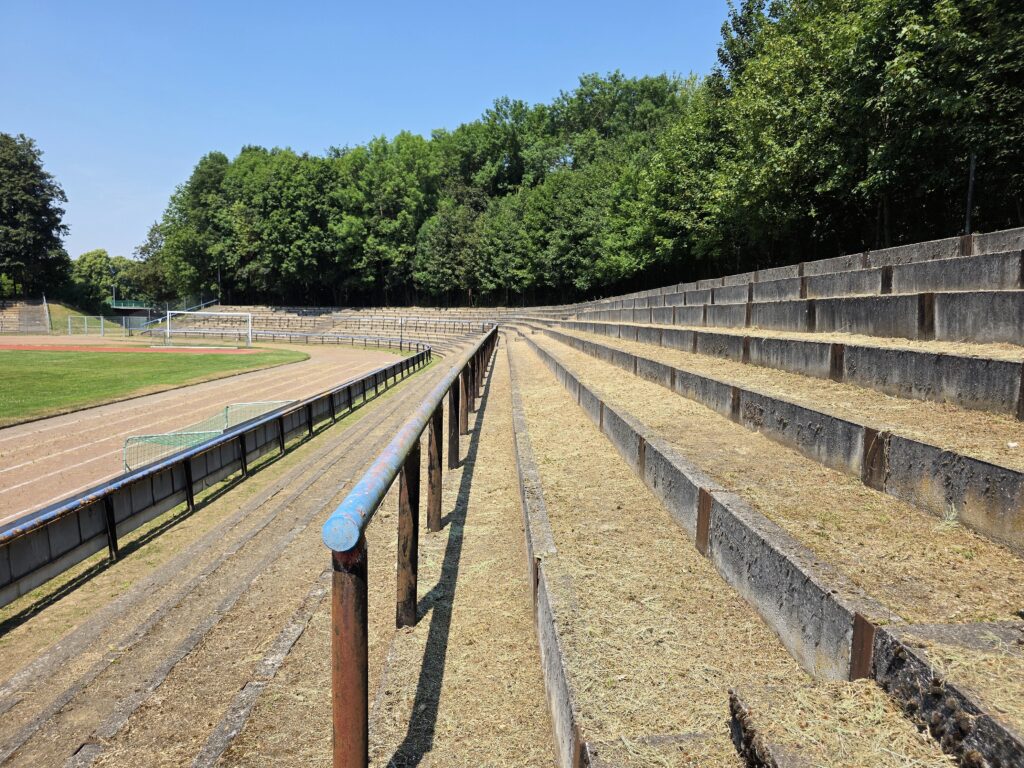 Die Gegentribüne in der Altenburger Skatbank-Arena