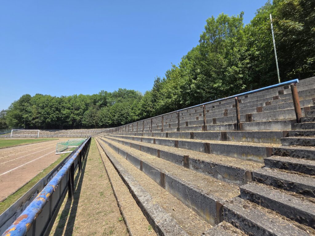 Die Gegentribüne in der Altenburger Skatbank-Arena