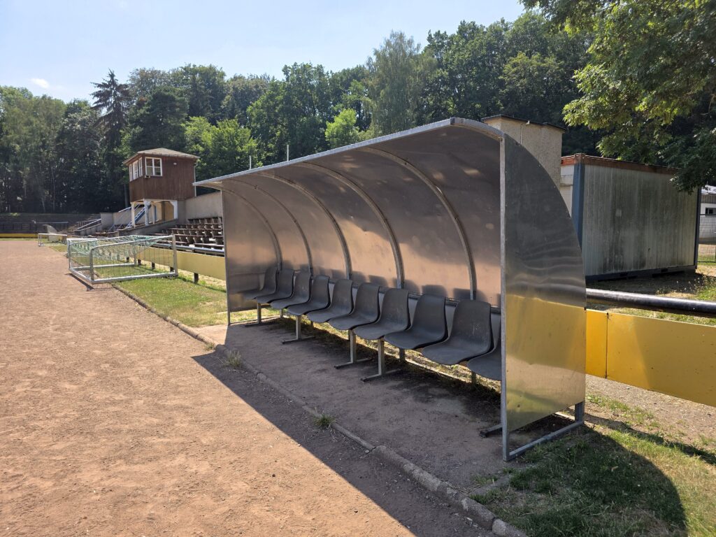 Die Auswechselbank in der Skatbank-Arena