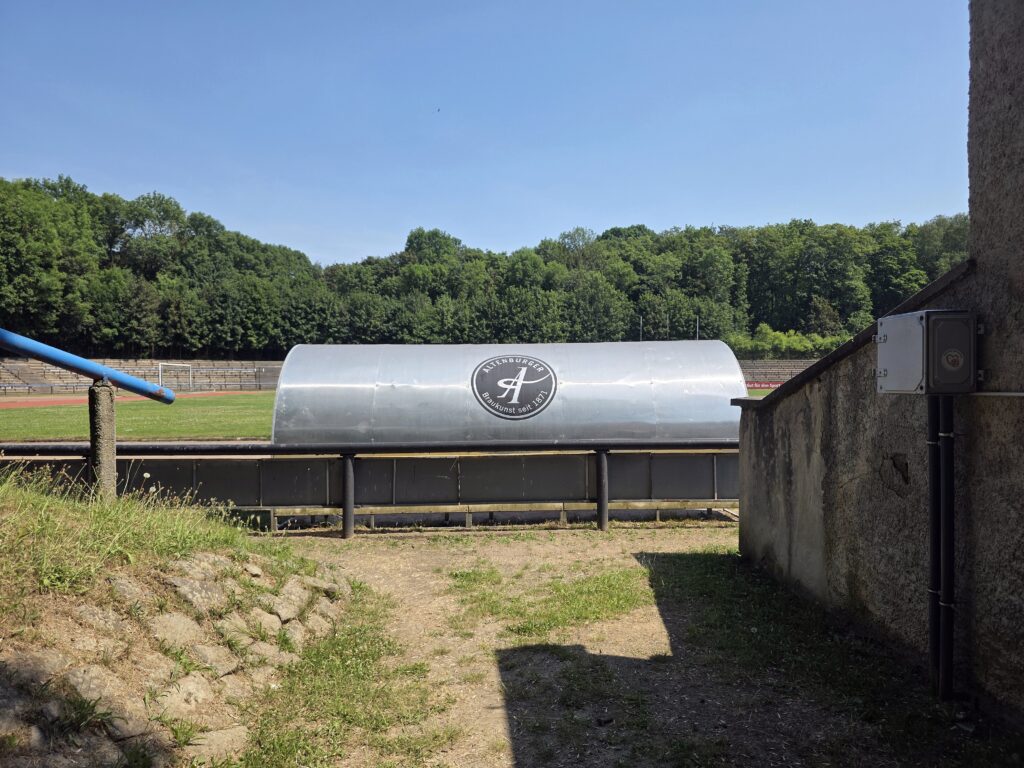 Die Auswechselbank in der Skatbank-Arena