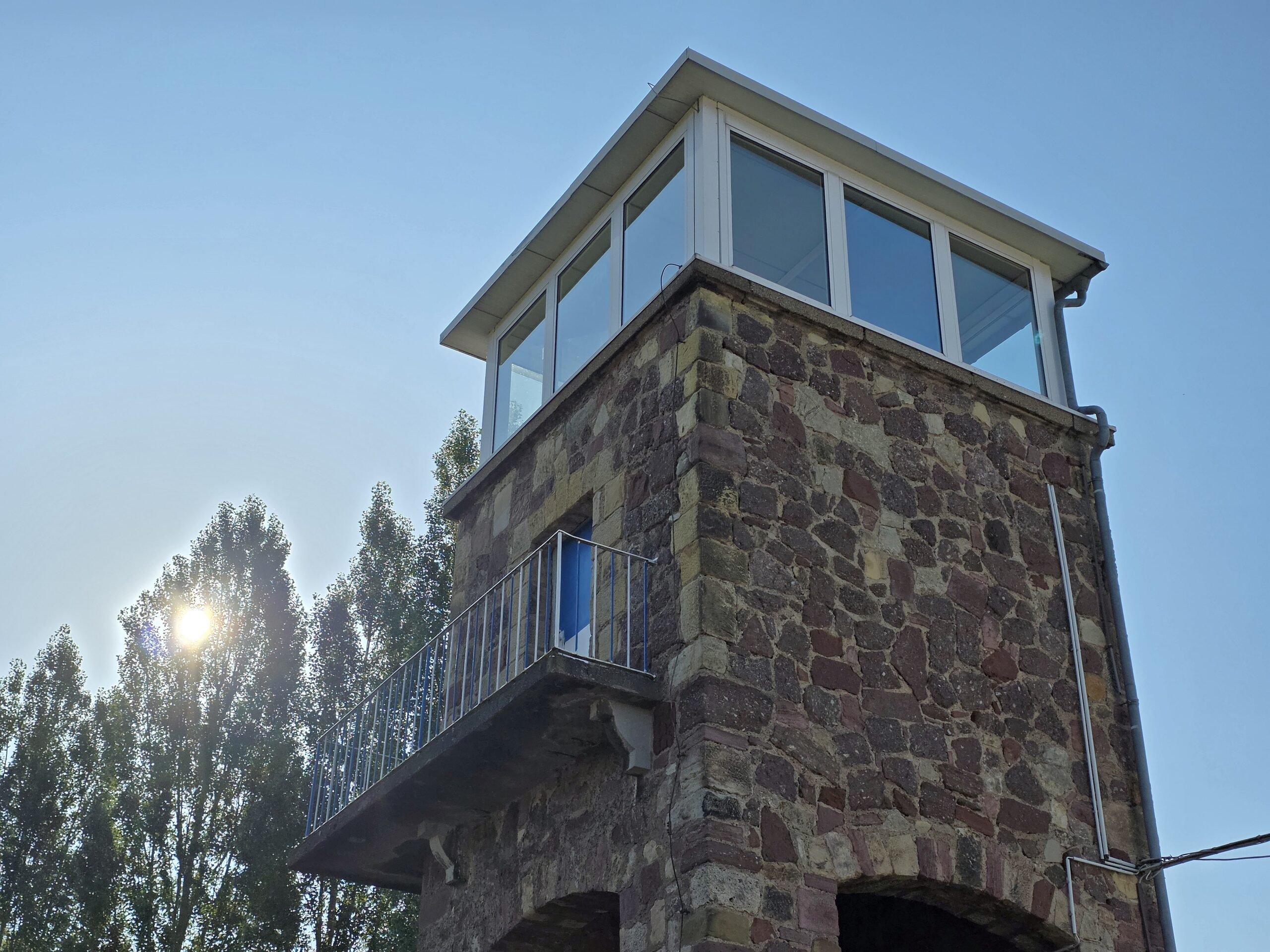 Der markante Turm des Wartburg-Stadions