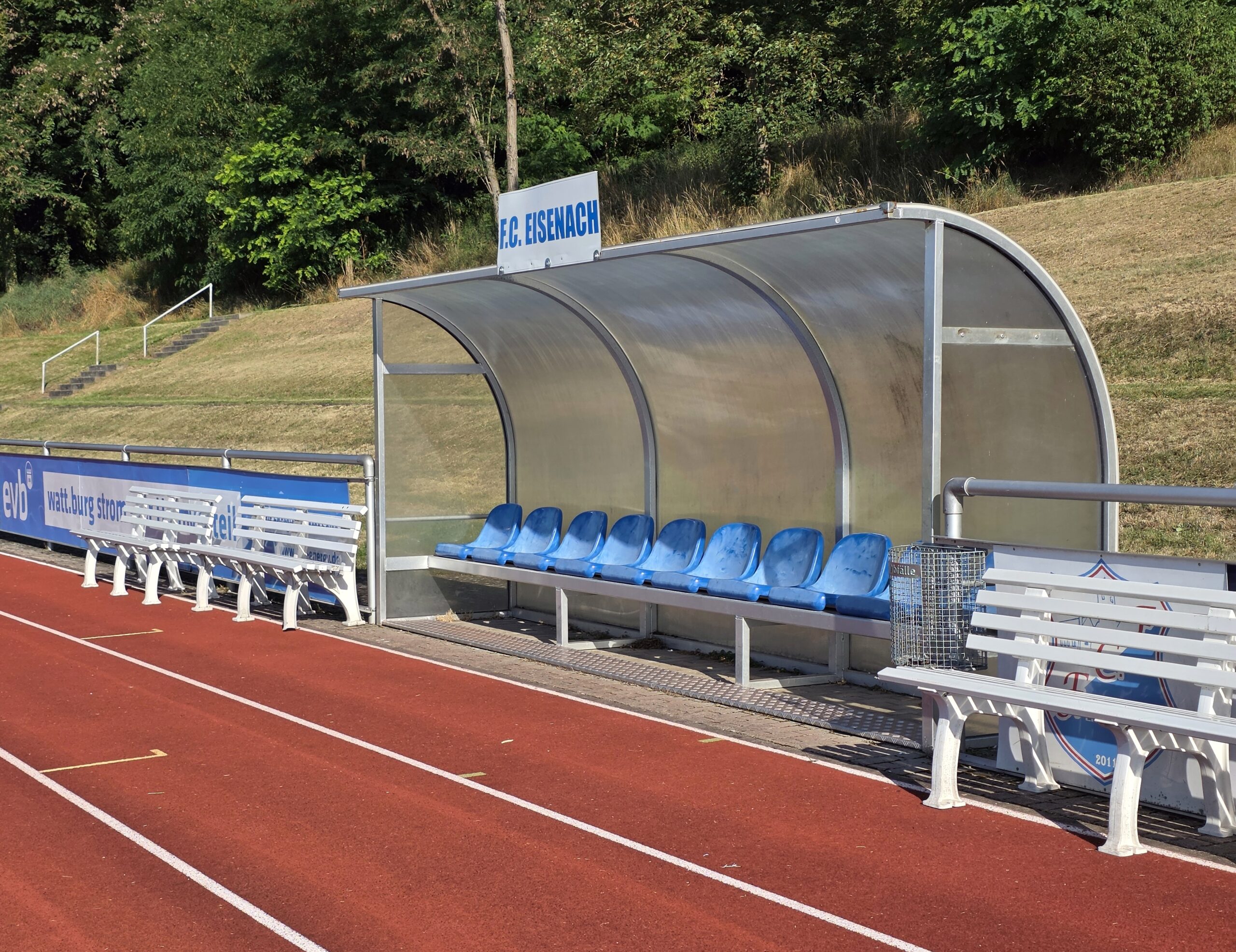 Die Auswechselbank im Wartburg-Stadion