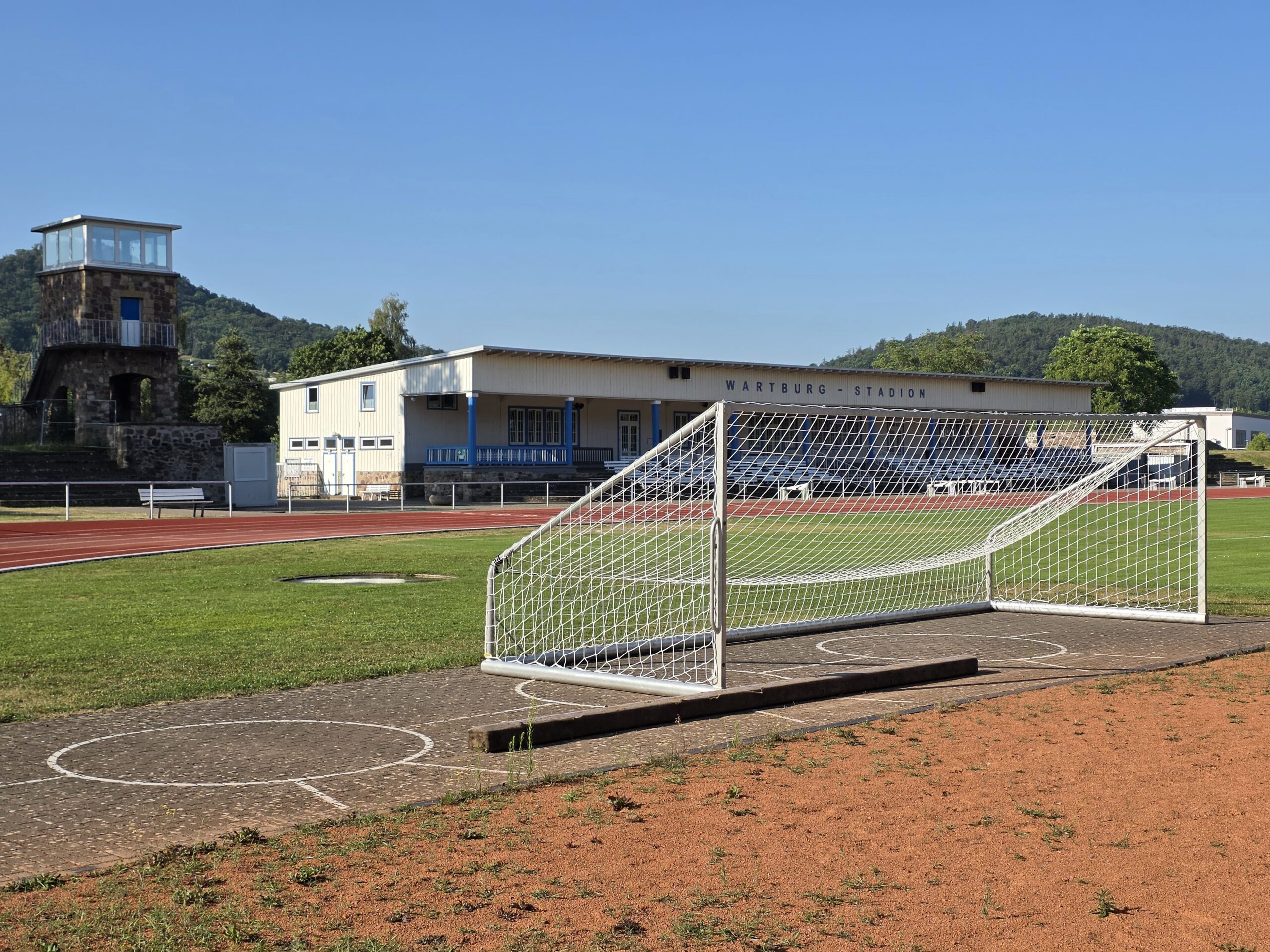 Stadionturm und Tribüne im Wartburg-Stadion in Eisenach