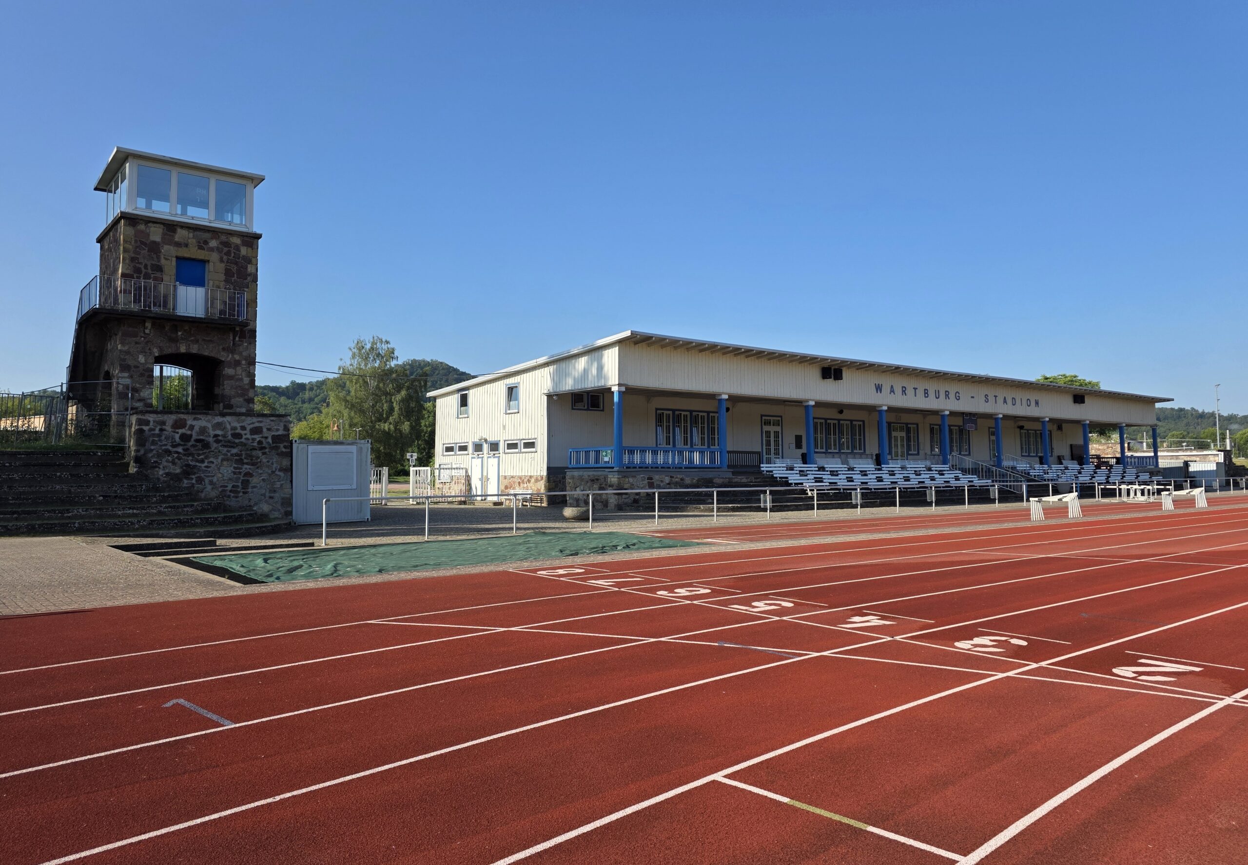 Stadionturm und Tribüne im Wartburg-Stadion in Eisenach