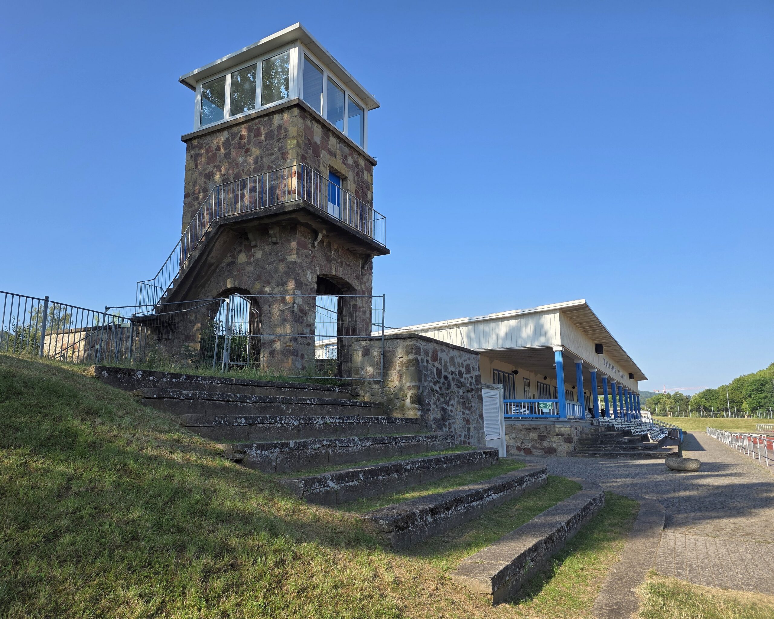 Der markante Turm des Wartburg-Stadions