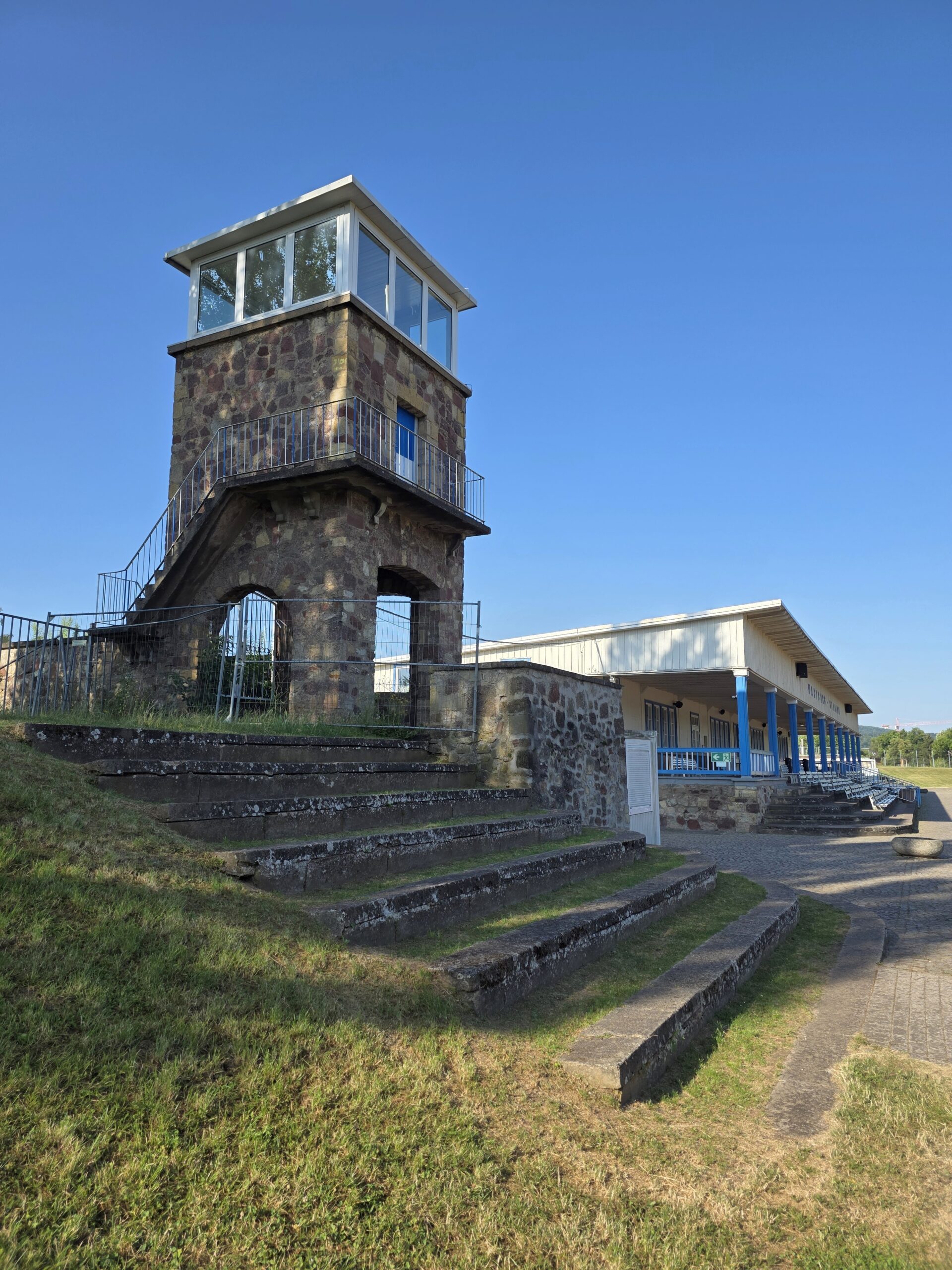 Der markante Turm des Wartburg-Stadions