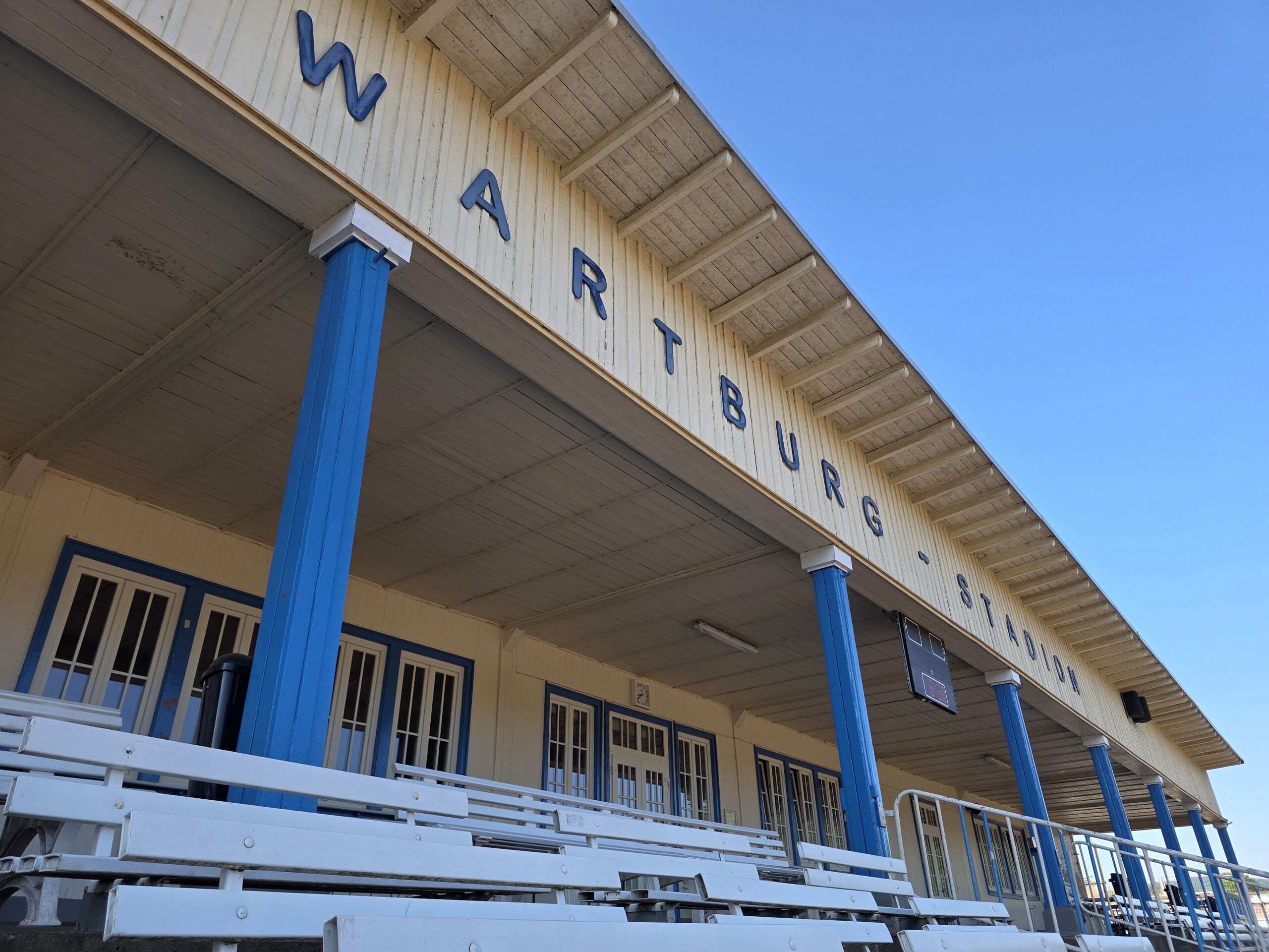 Die Tribüne im Wartburg-Stadion in Eisenach