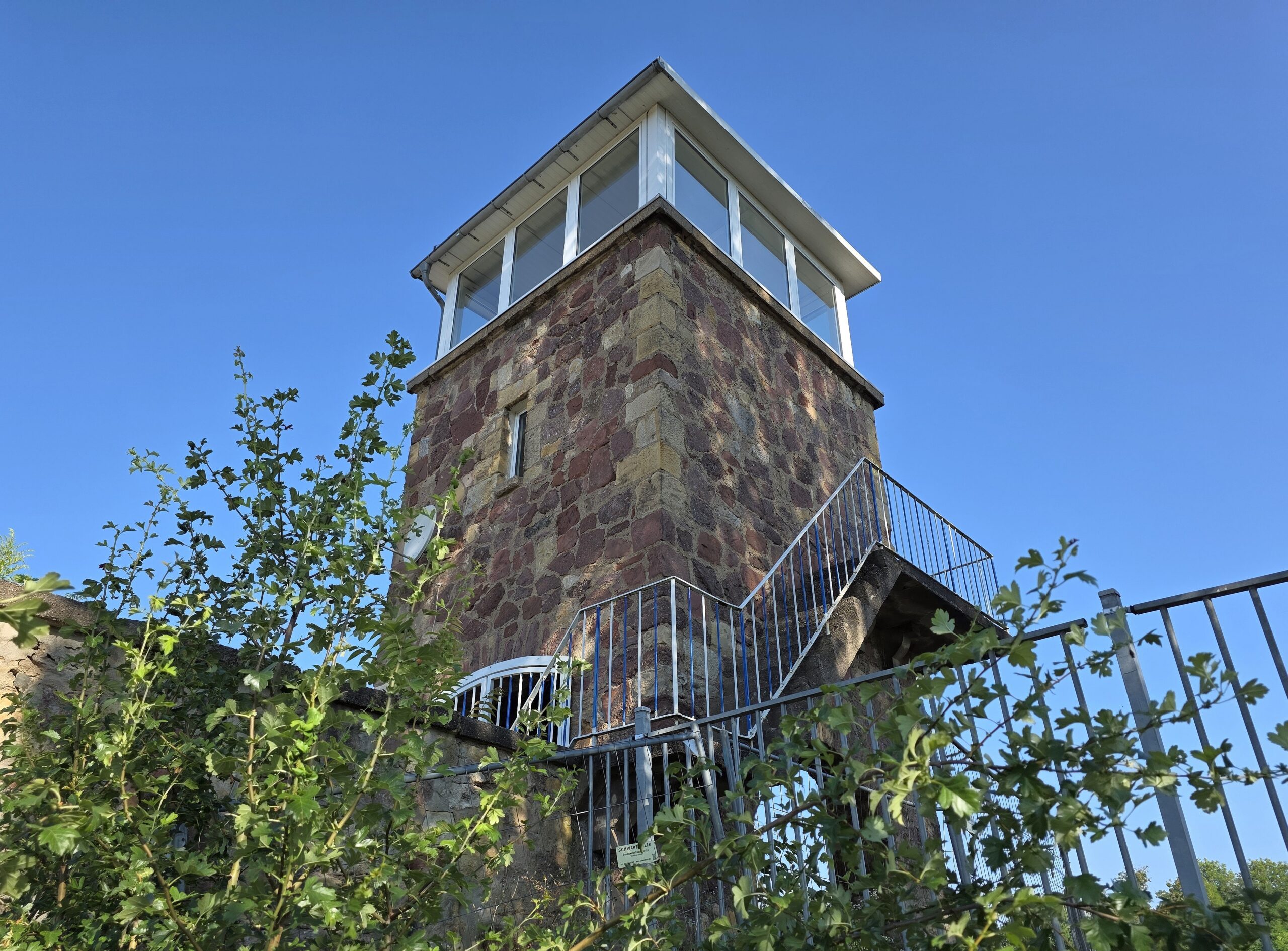 Der markante Turm des Wartburg-Stadions